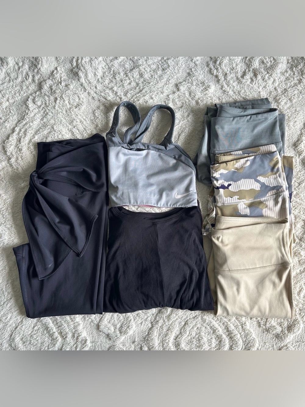 Womenās Medium Athletic Wear Bundle Leggings Bow Sports Bra Yoga Workout